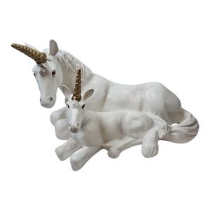 Universal Statuary Corp 1990 White Resting Mother Baby Unicorn Statue